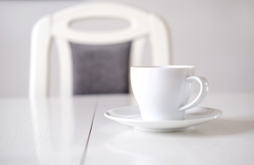 Konzept Warten, GesprÃ¤ch oder Meeting: Blick auf eine weiÃŸe Kaffeetasse an einem weiÃŸen...