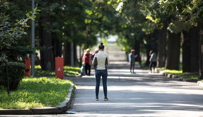 Obraz premium girl stands on a park alley