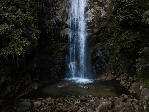 Mujeres nadando en cascada