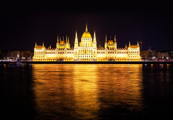 Fototapeta premium Hungarian Parliament Building at night