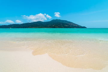 Fototapeta na wymiar Pristine sandy beach and blue ocean, Koh Lipe