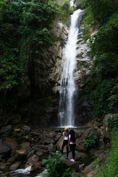 Pareja mujeres descubriendo cascada