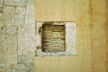 Fenêtre murée dans un vieux mur