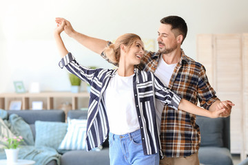 Obraz premium Happy dancing couple at home