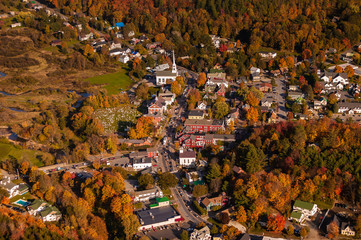 Obraz premium Aerial view of the town of Stowe Vermont on a colorful autumn afternoon
