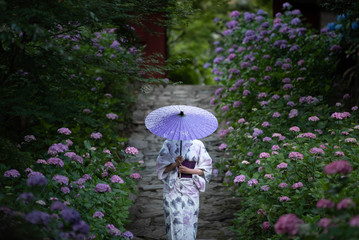 和傘の女性