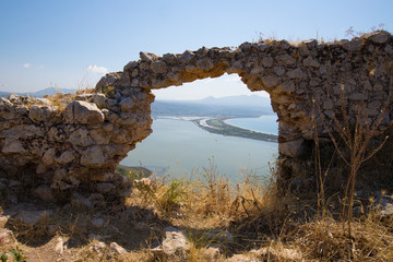 Torbogen aus alten Steinen auf der Festung Paleo Kastro mit Blick auf die Bucht von Navarino