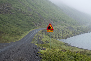 Verkehrsschild warnt vor Steinschlad an der Strasse 380 bei Þorlákshöfn
