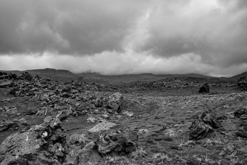 Tief hängende Regenwolken über einem Lavafeld im Hítardalur auf der Halbinsel Snæfellsnes
