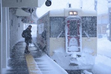 雪の舞う駅