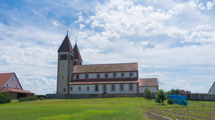 Fototapeta na wymiar Blick auf die Basilika St. Peter und Paul auf der Insel Reichenau am Bodensee