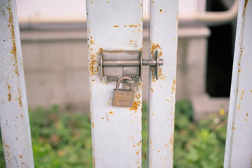 南京錠のかかった扉