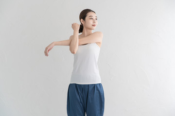 ストレッチ・体操をする女性