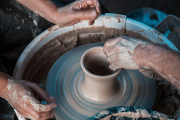 Master teaches beginner pottery art