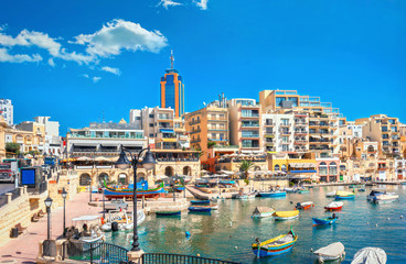 View of Spinola bay with colorful houses and fishing boats. St. Julian's, Malta, Europa - obrazy, fototapety, plakaty