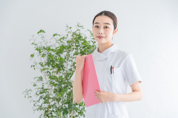 白衣の女性