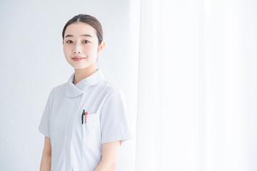 白衣の女性