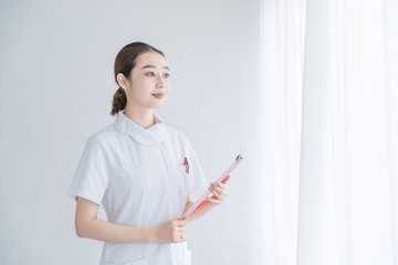 白衣の女性