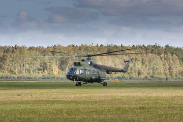 Helikopter wojskowy na lotnisku 