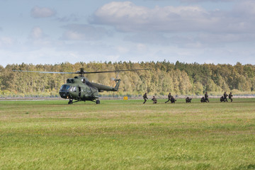 Desant z helikpotera  © Mariusz Stoszewski