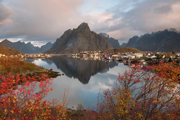 Papier Peint photo autocollant Reinefjorden Beau paysage du village de pêcheurs de Reine en automne, îles Lofoten, Norvège