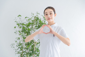 「マル」のサインをする白衣の女性