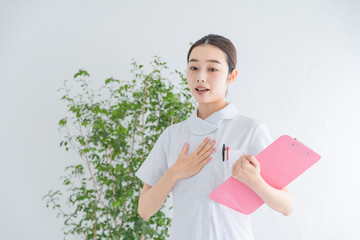 胸をなでおろす白衣の女性