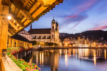 Obraz premium Old wooden architecture called Chapel Bridge in Luzern or Lucerne, Switzerland during sunset and twilight