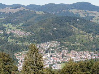 Fototapeta premium Landschaft vom Schwarzwald - Blick auf die stadt von Schönau im Schwarzwald vom Holzer Kreuz im Fröhnder Ortsteil Holz aus