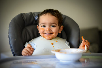 jeune enfant décoré de nourriture après son repas