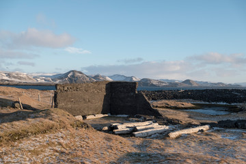 Verfallene Stallungen in einem Lavafeld bei Grindavik am Leuchtturm Hopsnesviti an der Küste der...