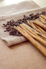 cloves with cinnamon lined up neatly on the gunny sack