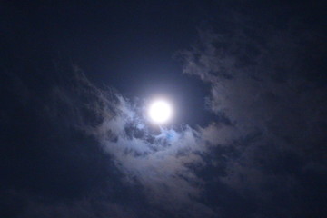 Obraz na płótnie Canvas 月のある景色　満月