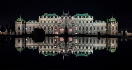 Fototapeta na wymiar oberes Belvedere Spiegelung Nachtaufnahme Wasser