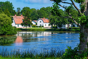 Obraz premium Iron work area with its old white buildings reflected in the pond
