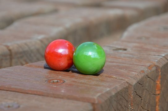 Bunte Glasmurmeln auf Holz