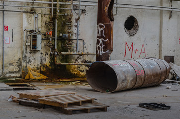 langes rohr aus eisen in einer fabrik