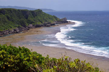 Küste mit strand und wellen