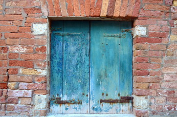 Blau Holztür in Backsteinmauer