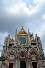 Fototapeta na wymiar Dom in Siena unter Wolken