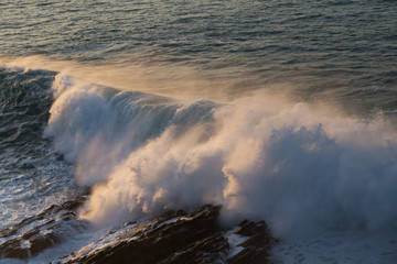 Olas en el mar al atardecer