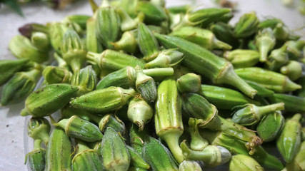 To pull off the okra plant, fresh okra plant, okra plant planted in the garden, natural okra plant,