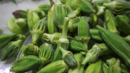 To pull off the okra plant, fresh okra plant, okra plant planted in the garden, natural okra plant,