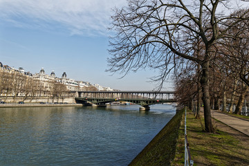 Naklejka na ściany i meble Bir-Hakeim bridge and Swans Island (Ile aux Cygnes), on river Seine, Paris, France