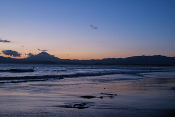 鵠沼海岸から眺める富士山・夕景　日本