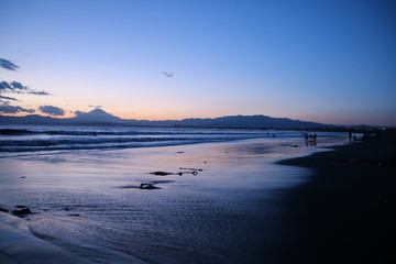 鵠沼海岸から眺める富士山・夕景　日本
