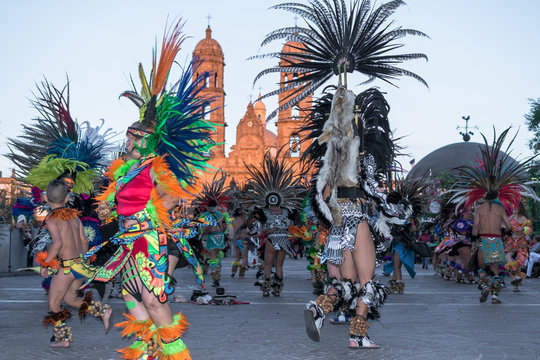 12 de octubre miles de danzas le bailan a la virgen de Zapopan.