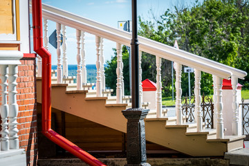 Ascending ladder for ascent and descent