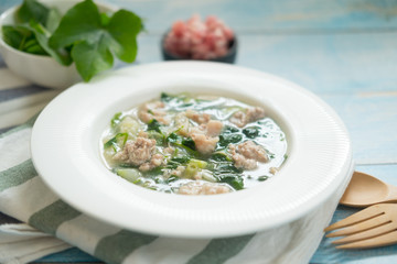 Vegetable gourd soup with minced pork.