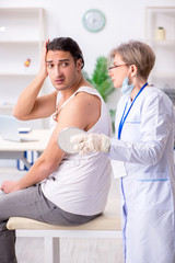 Obraz premium Young patient visiting doctor in hospital